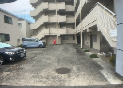 【駐車場】 | ヴィラ上溝南 | 車一台あたりに必要なスペースは、標準サイズの普通自動車で横幅2m50cm、長さ5mは必要になります。ただし、乗降のことも考慮して横幅3m30cm、長さ5m50cmほどは確保できるところを選びましょう。