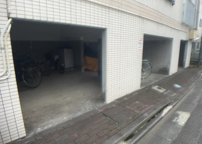 【駐輪場】 | ヴィラ上溝南 | マンションの駐輪場は、事前に空きがあるか確認を取ると安心です。せっかく入居したのに駐輪スペースがない！なんてことになったら大変ですよね。そこで、内見時や購入前にはまず事前に確認しておくと良いでしょう。