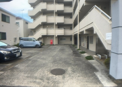 【駐車場】 | ヴィラ上溝南 | 駐車場と明記されていても、最小スペースでつくられた駐車場だと大型車は駐車できなかったり、出入りしにくくなったりする可能性があります。お車のサイズと購入したい物件の駐車場のサイズを現地で確認しましょう。