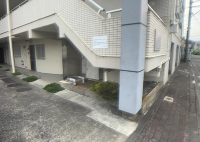 【庭】 | ヴィラ上溝南 | 物件によっては、入居者が個人的に使用できる専用庭がついているものもあります。また、住宅の中にある土間の部分を庭と呼ぶこともあります。庭の用途は住む人によって変わり、それによってデザインもさまざまです。