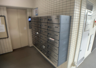 【設備】 | ヴィラ上溝南 | エントランス付近に設置されている集合ポストは、住んでいる部屋と離れているため、ポストをあさるなど誰かに何かされていても被害に気づきにくいです。入居する時には他人に特定されにくい番号で鍵をかけましょう！