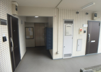 【受付】 | ヴィラ上溝南 | 受付はマンションコンシェルジュがいる場合もあれば、管理人が滞在する小部屋を総称して呼ぶことがあります。主にエントランスに設置されていることから、防犯面でも期待ができます。防犯設備がない場合はより安心！
