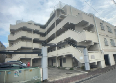 【構造・工法・仕様】 | ヴィラ上溝南 | ＲＣ造、Reinforced Concreteは直訳すると補強されたコンクリートです。主に柱や梁・床・壁が鉄筋とコンクリートで構成おり、鉄筋を組んだ型枠にコンクリートを流し込んで固めたものを指します。