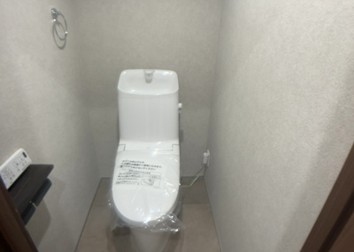 【トイレ】 | ヴィラ上溝南 | トイレは大きさや形、機能、抗菌性などが異なる多種多彩なタイプが各メーカーから出ています。それぞれに良さがあるため、事前にどういったタイプのトイレがいいのかをご家庭内で決めて、内見に行くといいでしょう。