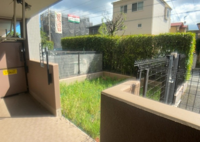 【バルコニー】 | クリオ相模原 | バルコニーは、室外の専用スペースのうち、「屋根がなく開放された空間」であるものを指します。ベランダより広いタイプのものが多く、日当たりもよいため家庭菜園などを楽しみたい人にとって適した環境となります。