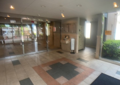 【ロビー】 | クリオ相模原 | ラウンジは、マンションの共用スペースに椅子やテーブルなどを配置した利用者が寛げる空間です。屋内型ラウンジと屋外型ラウンジがあります。共用部分の管理状況と合わせて、詳細については現地でご確認ください。