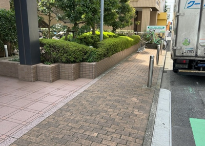 【中庭】 | ライオンズマンション相模原さくら通り | 中庭（パティオ）とは、一つの建築物の内部に設けられた、壁などで囲われている庭のことを指します。コの字型、ロの字型が主流ですが、L字型の中庭もあります。最近では、インテリア性の高さからも人気があります。