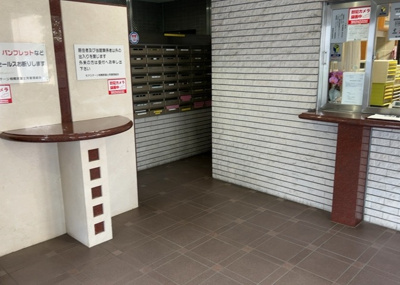 【エントランス】 | ライオンズマンション相模原さくら通り | マンションのエントランスには、もともと風よけや防犯の役割がありますが、マンションによって宅配ボックスなどの設備が備わっている所もあります。日々の生活をイメージしながら生活しやすさをチェックしましょう。