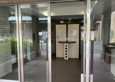 【ロビー】 | ライオンズマンション相模原さくら通り | ロビーというと、エントランスと何がちがうの？と思いますよね。実はロビーとエントランスには明確な決まりはありません。物件によっては、エントランスを入って広がるある程度の広さのある空間がロビーとなります。
