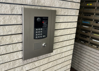 【防犯設備】 | ライオンズマンション相模原さくら通り | 当然のことではありますが、オートロックやセンサーライト、ホームセキュリティーなどの防犯設備があれば、小さいお子様がいるご家庭も安心ですよね！まず物件購入の際は、防犯設備もチェックするようにしましょう。