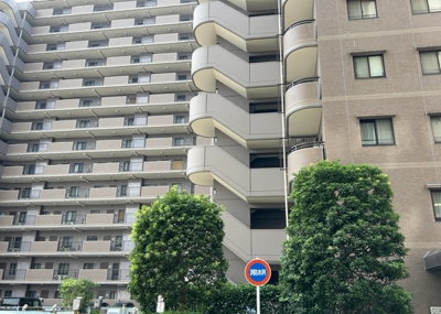 【現況写真】 | ライオンズマンション相模原さくら通り | 道幅が広い場所は日当たりや風通が良好です。幅が広いのですれ違いも可能ですし大きな車でも駐車可能！一方で、大型車が通ることも多くなるため交通量の増加により騒音に繋がります。また土地の値段が高くなります。