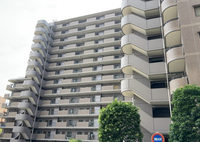 【構造・工法・仕様】 | ライオンズマンション相模原さくら通り | ＲＣ造、Reinforced Concreteは直訳すると補強されたコンクリートです。主に柱や梁・床・壁が鉄筋とコンクリートで構成おり、鉄筋を組んだ型枠にコンクリートを流し込んで固めたものを指します。
