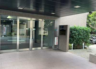 【玄関】 | ライオンズマンション相模原さくら通り | 玄関は家の顔でもあり、家族以外の目にも止まる場所です。玄関は外との間を仕切る扉、靴などをしまっておく収納スペース、靴脱ぎのたたきスペース、来客とのやり取りをするドアホンなど複数のアイテムからなります。
