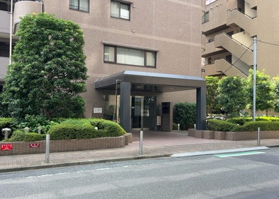 【外観】 | ライオンズマンション相模原さくら通り | 外観はマンション管理がされているかの目安になります。築年数が古いと、壁面は劣化してひび割れが生じることも！建物が古びていても細かいところが修繕されていると、きちんと管理されているなぁと感じるでしょう。