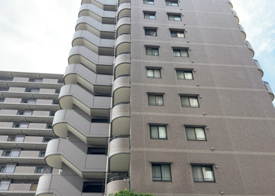 【バルコニー】 | ライオンズマンション相模原さくら通り | 一般的なバルコニーは、奥行1.5ｍ程ですが、ワイルドバルコニーは2ｍまで広がっています。そのため洗濯物の間隔をあけ干すことができ、乾きやすいというメリットや、ガーデニングが楽しめる等の特徴があります。