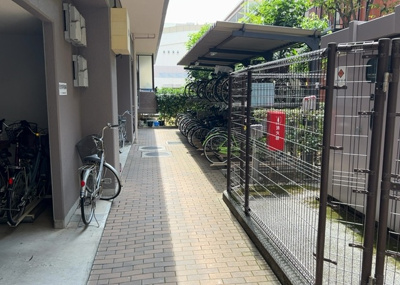 【駐車場】 | ライオンズマンション相模原さくら通り | 車一台あたりに必要なスペースは、標準サイズの普通自動車で横幅2m50cm、長さ5mは必要になります。ただし、乗降のことも考慮して横幅3m30cm、長さ5m50cmほどは確保できるところを選びましょう。