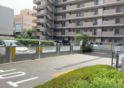 【駐車場】 | ライオンズマンション相模原さくら通り | 駐車場と明記されていても、最小スペースでつくられた駐車場だと大型車は駐車できなかったり、出入りしにくくなったりする可能性があります。お車のサイズと購入したい物件の駐車場のサイズを現地で確認しましょう。