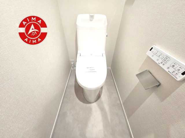エスポワール平和のトイレ|白を基調とした、シンプルながらも落ち着くデザイン。洗浄付き温水便座で機能性も兼ね備えています