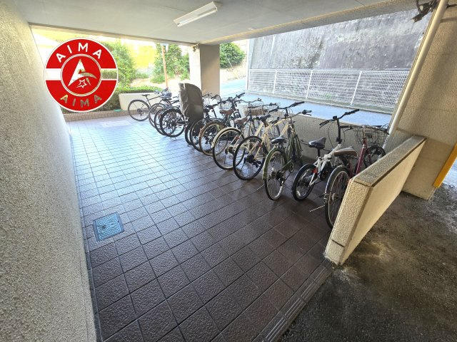 エスポワール平和の駐輪場|屋根付きの駐輪場なので雨の日でも安心です。