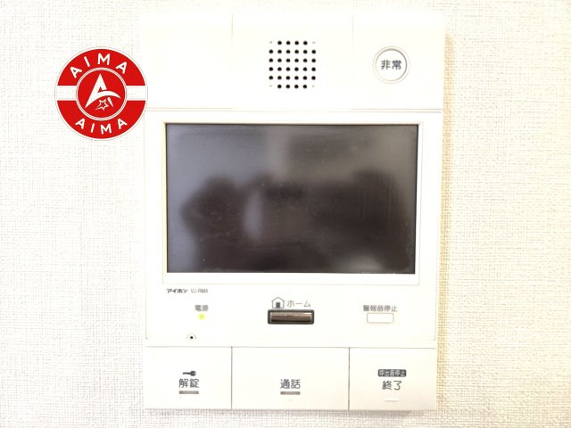 エスポワール平和のセキュリティ|玄関を開ける前に、室内のモニターで来訪者の顔と姿をしっかりと確認できるTVモニター付きインターホンを完備。