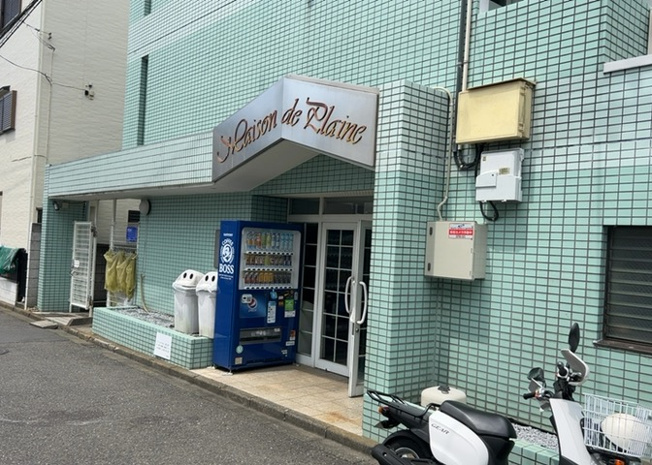 【庭】 | メゾン・ド・プレーヌ | 物件によっては、入居者が個人的に使用できる専用庭がついているものもあります。また、住宅の中にある土間の部分を庭と呼ぶこともあります。庭の用途は住む人によって変わり、それによってデザインもさまざまです。