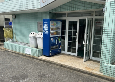 【中庭】 | メゾン・ド・プレーヌ | 中庭（パティオ）とは、一つの建築物の内部に設けられた、壁などで囲われている庭のことを指します。コの字型、ロの字型が主流ですが、L字型の中庭もあります。最近では、インテリア性の高さからも人気があります。
