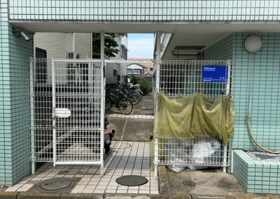 【駐車場】 | メゾン・ド・プレーヌ | 駐車場と明記されていても、最小スペースでつくられた駐車場だと大型車は駐車できなかったり、出入りしにくくなったりする可能性があります。お車のサイズと購入したい物件の駐車場のサイズを現地で確認しましょう。