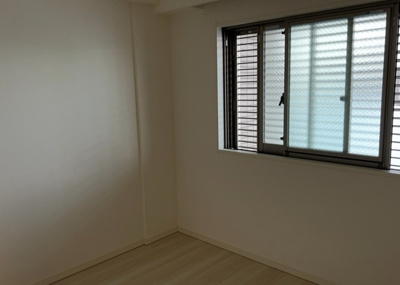 【寝室】 | ミオカステーロ橋本 | 寝室でゆっくりと過ごすためにはベッド周りの適度な空間を担保することや窓の位置、照明の明るさ、寝室の広さなどを考える必要があります。自身や家族の構成とライフスタイルに併せて寝室にする部屋を選びましょう！