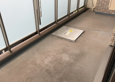 【バルコニー】 | ミオカステーロ橋本 | バルコニーは、室外の専用スペースのうち、「屋根がなく開放された空間」であるものを指します。ベランダより広いタイプのものが多く、日当たりもよいため家庭菜園などを楽しみたい人にとって適した環境となります。