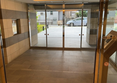 【エントランス】 | ミオカステーロ橋本 | マンションのエントランスには、もともと風よけや防犯の役割がありますが、マンションによって宅配ボックスなどの設備が備わっている所もあります。日々の生活をイメージしながら生活しやすさをチェックしましょう。