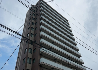 【現況写真】 | ミオカステーロ橋本 | 外観はマンション管理がされているかの目安になります。築年数が古いと、壁面は劣化してひび割れが生じることも！建物が古びていても細かいところが修繕されていると、きちんと管理されているなぁと感じるでしょう。