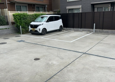【駐車場】 | ミオカステーロ橋本 | 車一台あたりに必要なスペースは、標準サイズの普通自動車で横幅2m50cm、長さ5mは必要になります。ただし、乗降のことも考慮して横幅3m30cm、長さ5m50cmほどは確保できるところを選びましょう。