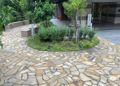 【庭】 | ミオカステーロ橋本 | 物件によっては、入居者が個人的に使用できる専用庭がついているものもあります。また、住宅の中にある土間の部分を庭と呼ぶこともあります。庭の用途は住む人によって変わり、それによってデザインもさまざまです。