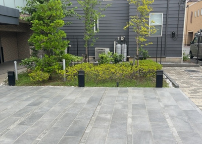 【中庭】 | ミオカステーロ橋本 | 中庭（パティオ）とは、一つの建築物の内部に設けられた、壁などで囲われている庭のことを指します。コの字型、ロの字型が主流ですが、L字型の中庭もあります。最近では、インテリア性の高さからも人気があります。