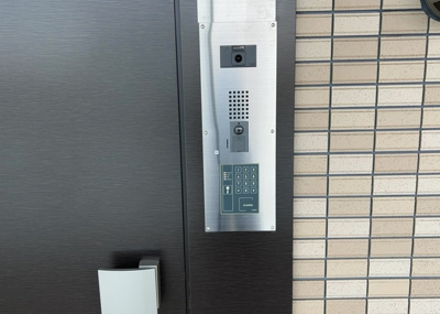 【防犯設備】 | ミオカステーロ橋本 | 当然のことではありますが、オートロックやセンサーライト、ホームセキュリティーなどの防犯設備があれば、小さいお子様がいるご家庭も安心ですよね！まず物件購入の際は、防犯設備もチェックするようにしましょう。