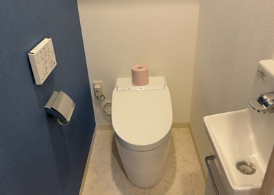 【トイレ】 | ミオカステーロ橋本 | トイレは大きさや形、機能、抗菌性などが異なる多種多彩なタイプが各メーカーから出ています。それぞれに良さがあるため、事前にどういったタイプのトイレがいいのかをご家庭内で決めて、内見に行くといいでしょう。