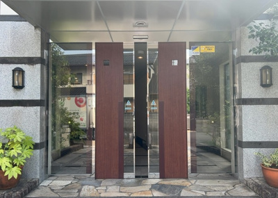 【玄関】 | 日神パレステージ | 玄関は家の顔でもあり、家族以外の目にも止まる場所です。玄関は外との間を仕切る扉、靴などをしまっておく収納スペース、靴脱ぎのたたきスペース、来客とのやり取りをするドアホンなど複数のアイテムからなります。