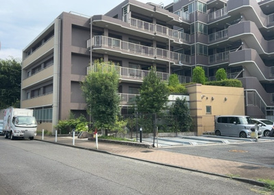 【外観】 | 日神パレステージ | 外観はマンション管理がされているかの目安になります。築年数が古いと、壁面は劣化してひび割れが生じることも！建物が古びていても細かいところが修繕されていると、きちんと管理されているなぁと感じるでしょう。