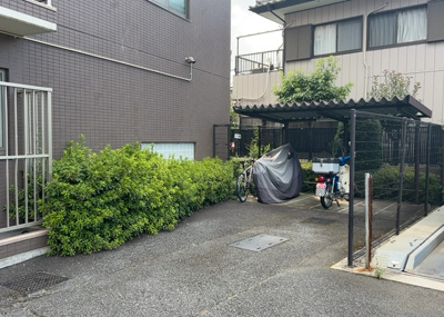 【駐車場】 | 日神パレステージ | 車一台あたりに必要なスペースは、標準サイズの普通自動車で横幅2m50cm、長さ5mは必要になります。ただし、乗降のことも考慮して横幅3m30cm、長さ5m50cmほどは確保できるところを選びましょう。