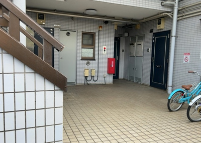 【エントランス】 | スガハイム１下九沢 | 清潔に保たれたマンションのエントランス部分です。管理形態は全部委託の巡回管理となっており、共用部の掃除や維持管理が行き届いています。外壁タイル張りの綺麗なアプローチが住む人を心地よく迎えます。
