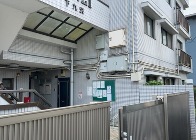 【駐車場】 | スガハイム１下九沢 | 本物件の駐車場につきましては、近隣の敷地外駐車場をご案内しております。お車の所有や月極駐車場の空き状況・賃料等の詳細に関しましては、事前に当社スタッフまでお気軽にお問い合わせくださいませ。