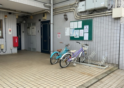 【駐輪場】 | スガハイム１下九沢 | マンション敷地内には駐輪場が完備されております。現在空きが有り、使用料は無料（0円）でご利用いただけます。通勤・通学やお買い物で自転車をお使いになるご家族にとっても大変嬉しい設備となっております。