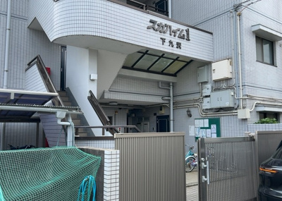 【駐車場】 | スガハイム１下九沢 | 敷地外の近隣駐車場の様子です。敷地近くで月極駐車場をお探しの方向けに、最新の空き状況や区画のサイズ、詳細な賃料条件などについてご案内させていただきますので、内見時にあわせてご確認いただけます。