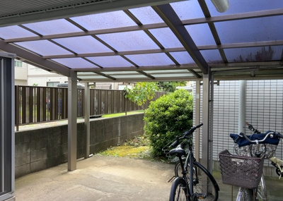 【中庭】 | スガハイム１下九沢 | 敷地内のパティオ・中庭スペースです。平坦地に位置するマンションのため、敷地内も歩きやすく開放感がございます。住環境の良さを実感していただける共用空間となっておりますので、現地でご体感ください。