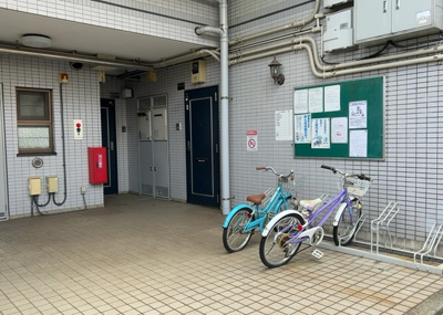 【受付】 | スガハイム１下九沢 | 管理員が定期的に立ち寄る管理室・受付スペースです。巡回管理体制により、共用部分の清掃や設備の点検などがしっかりと行われております。人の目が行き届いているため安心して暮らせる住まい環境です。