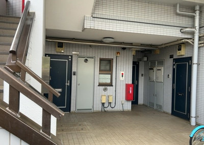 【ロビー】 | スガハイム１下九沢 | マンション内の共用談話スペースです。住民同士のコミュニケーションやちょっとした待ち合わせにも活用できます。管理組合があり全部委託の巡回管理が行き届いているため、綺麗で快適な環境が維持されています。