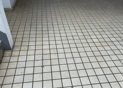 【その他共用部分】 | スガハイム１下九沢 | マンションの階段・廊下といった共用部分です。丈夫な鉄筋コンクリート造（RC造）の建物で、外壁タイル張りの丁寧な造りが特徴。管理会社への全部委託管理により日々綺麗に清掃され清潔に保たれています。