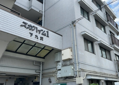 【構造・工法・仕様】 | スガハイム１下九沢 | 建物構造は耐久性や遮音性に優れた鉄筋コンクリート（RC）造です。1989年8月築の5階建てマンションの2階部分に位置しております。しっかりとした構造で、永く安心して暮らせる確かな住まいです。