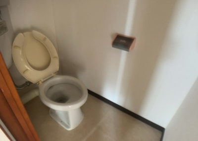 【トイレ】 | 京王清新マンションＢ棟 | トイレは大きさや形、機能、抗菌性などが異なる多種多彩なタイプが各メーカーから出ています。それぞれに良さがあるため、事前にどういったタイプのトイレがいいのかをご家庭内で決めて、内見に行くといいでしょう。