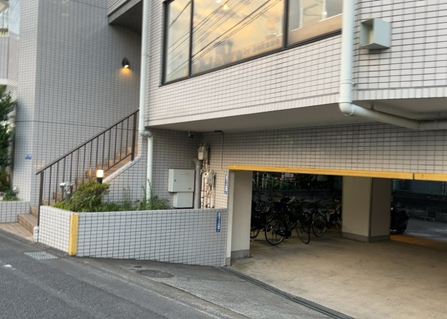 【外観】 | クリオ淵野辺参番館 | 外観はマンション管理がされているかの目安になります。築年数が古いと、壁面は劣化してひび割れが生じることも！建物が古びていても細かいところが修繕されていると、きちんと管理されているなぁと感じるでしょう。